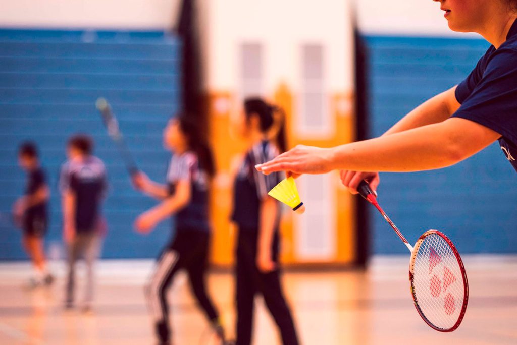 how to play badminton