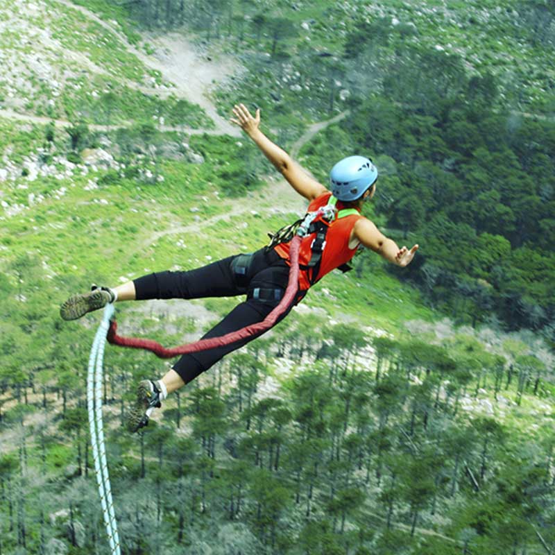 The Thrill and Adventure of Bungee Jumping缩略图