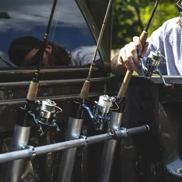 how to hold fishing rod
