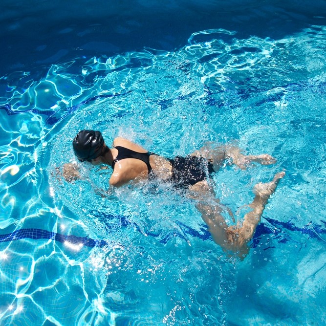 breast stroke swimming