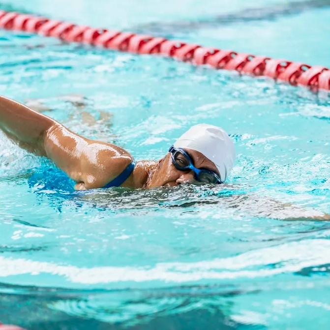does swimming build muscle