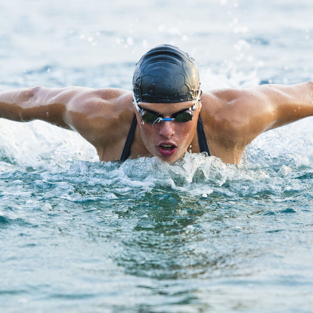 does swimming build muscle