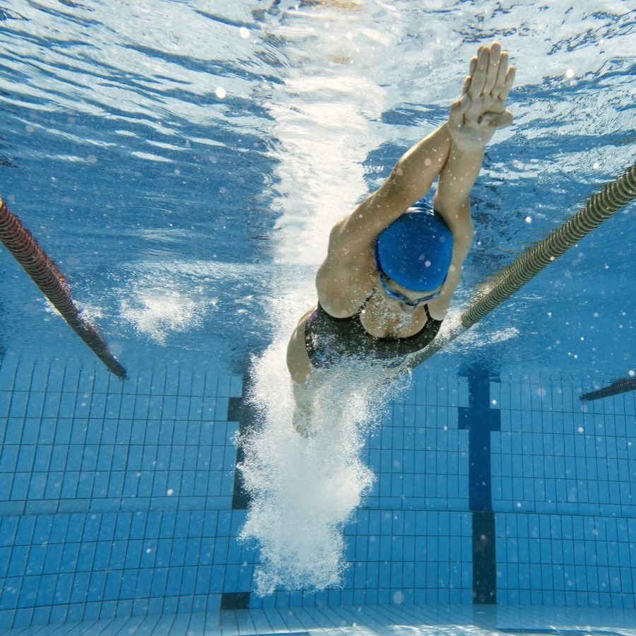 what muscles does swimming work
