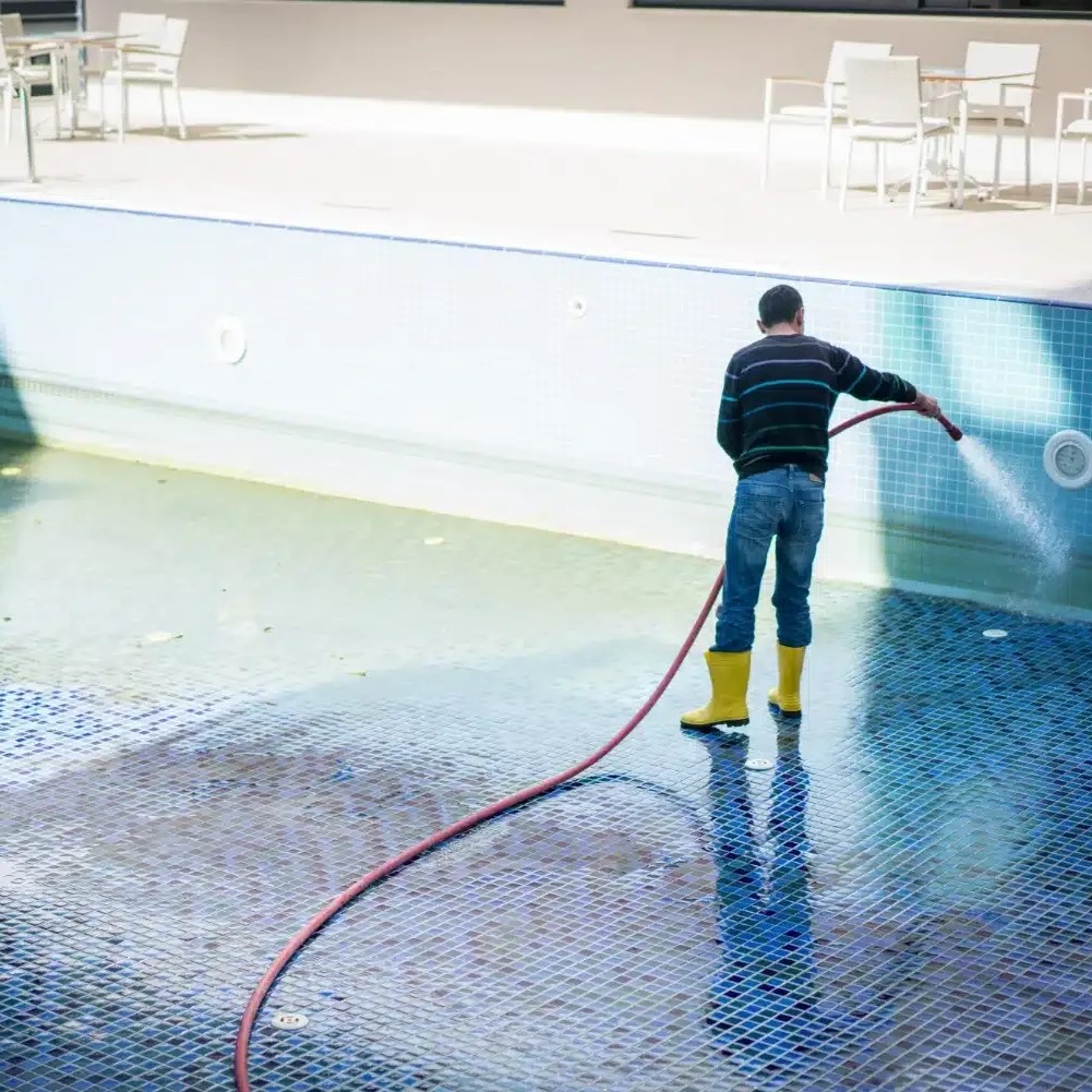 swimming pool cleaning service
