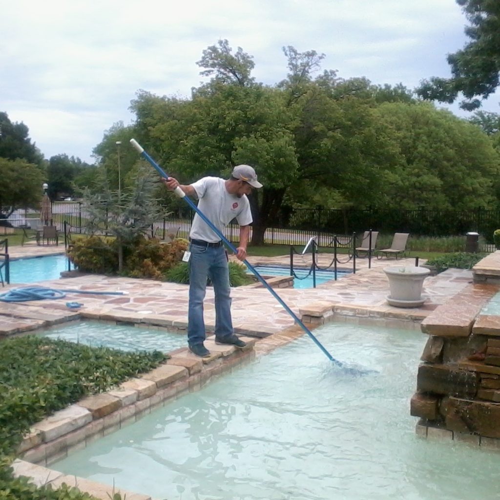 swimming pool cleaning service