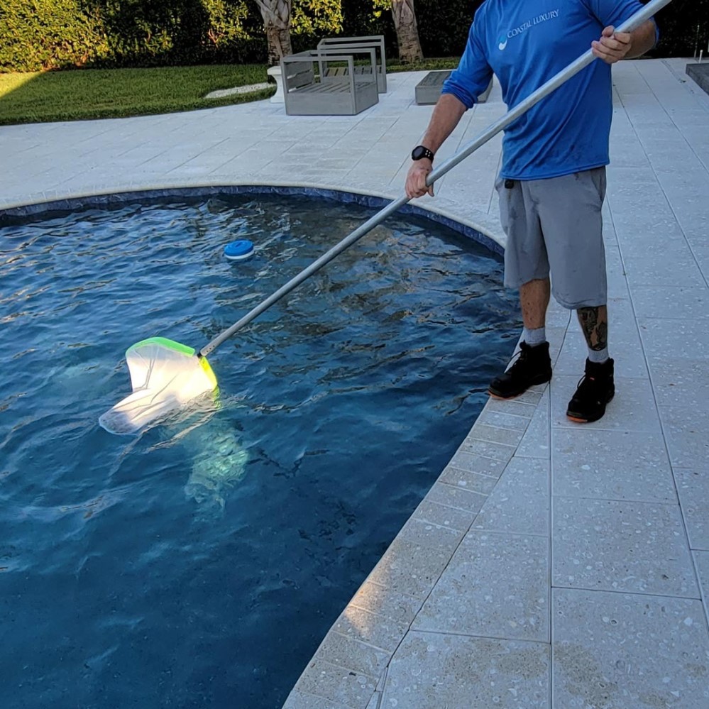 swimming pool cleaning service